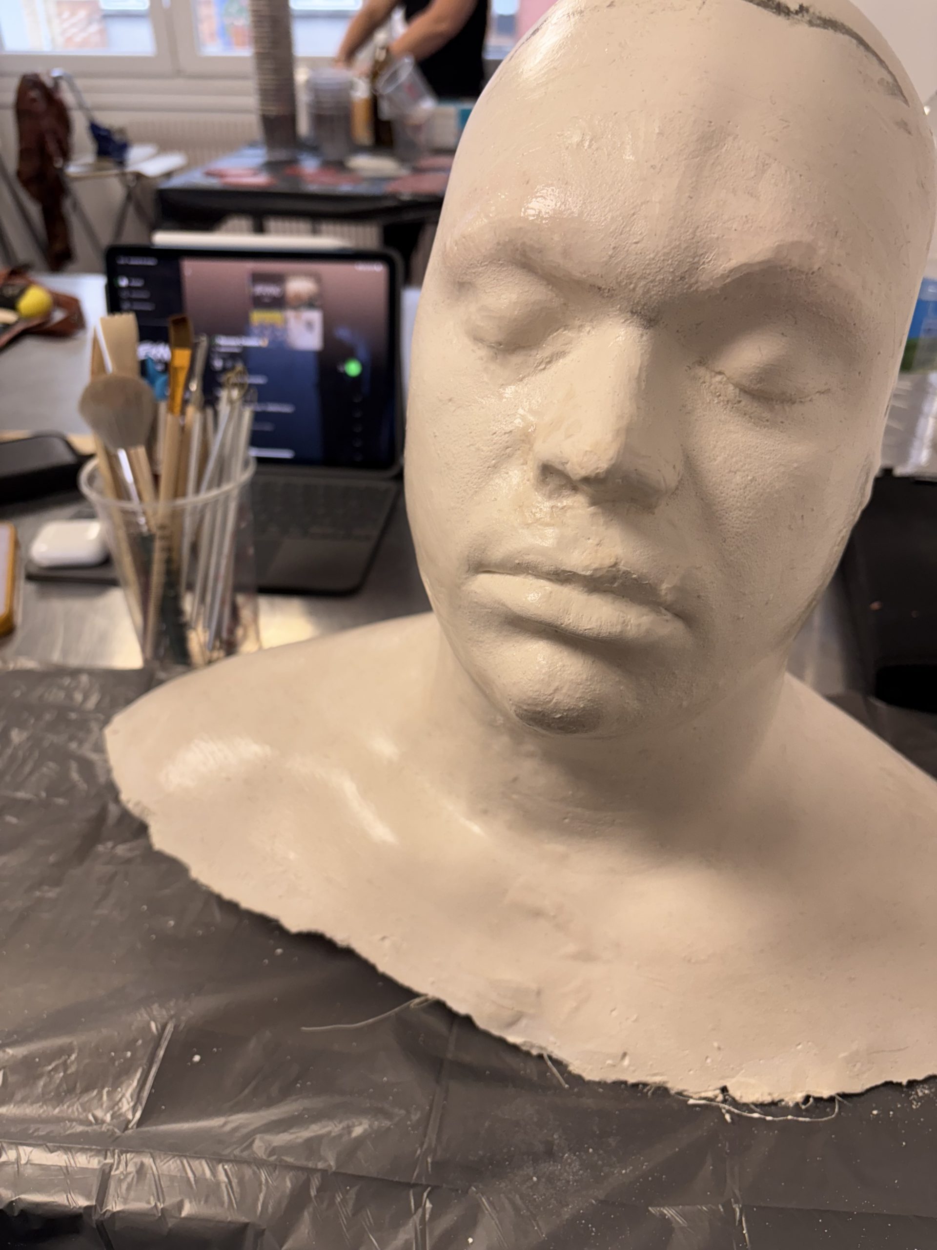 Moule d'un visage en plâtre pour une sculpture sur mesures.