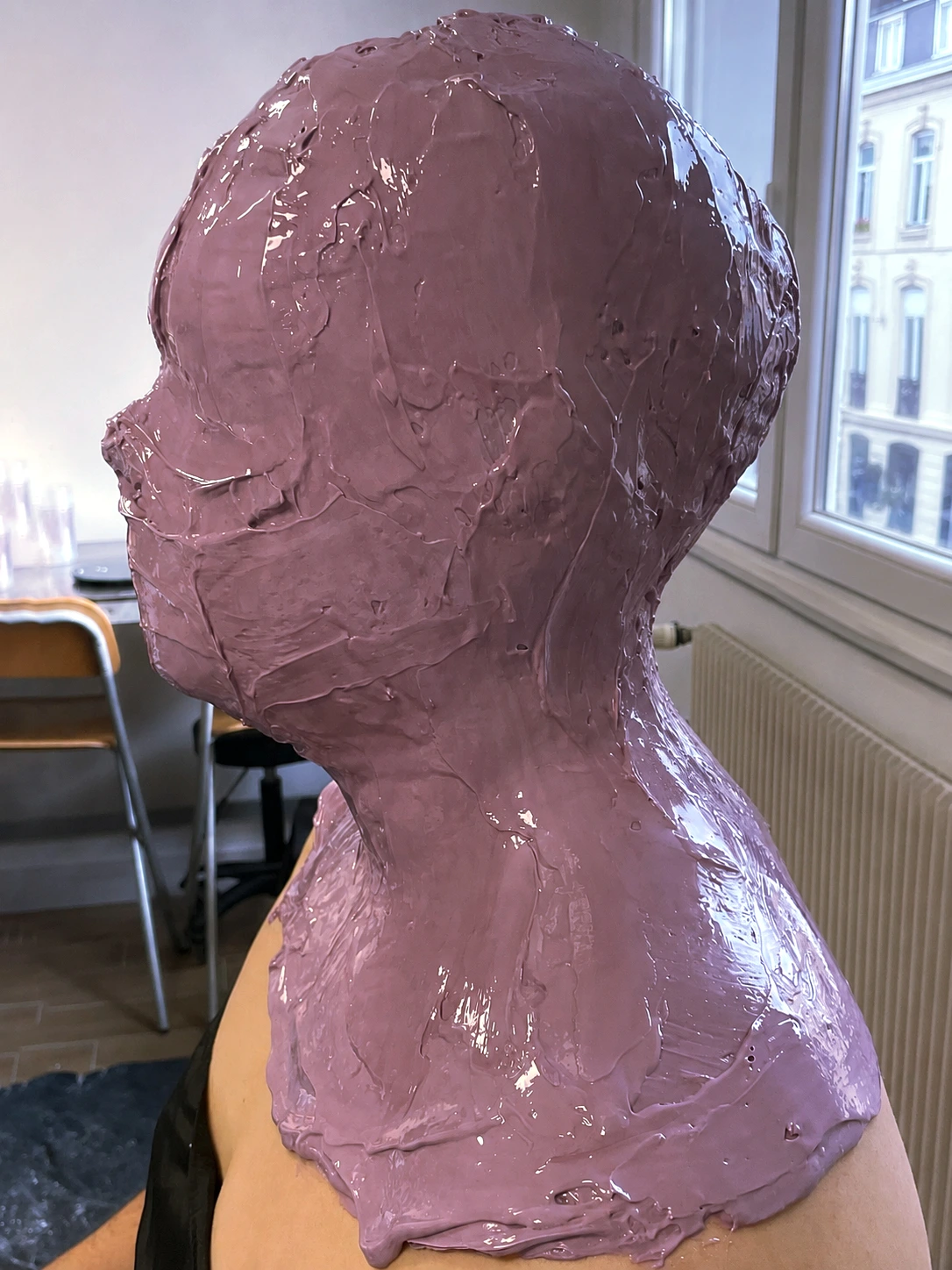Moulage du visage et du buste d'un comédien, première étape de fabrication d'une prothèse SFX sur mesure