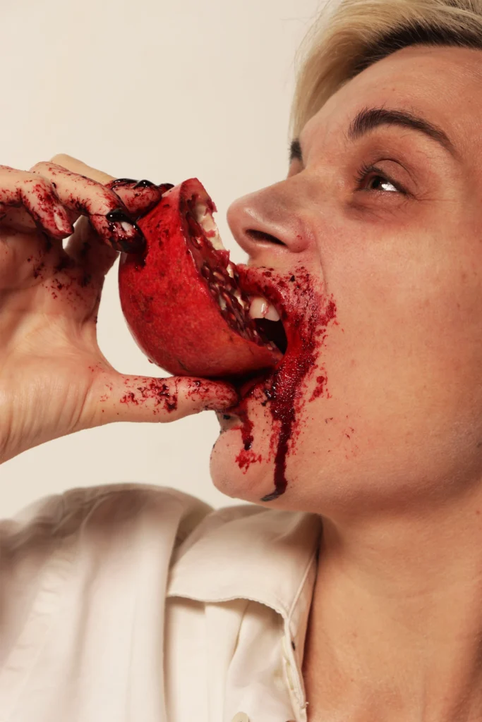 Maquillage SFX cannibale – Morphorium SFX Photo artistique SFX représentant une cannibale dévorant son repas pour un shooting d’effets spéciaux.