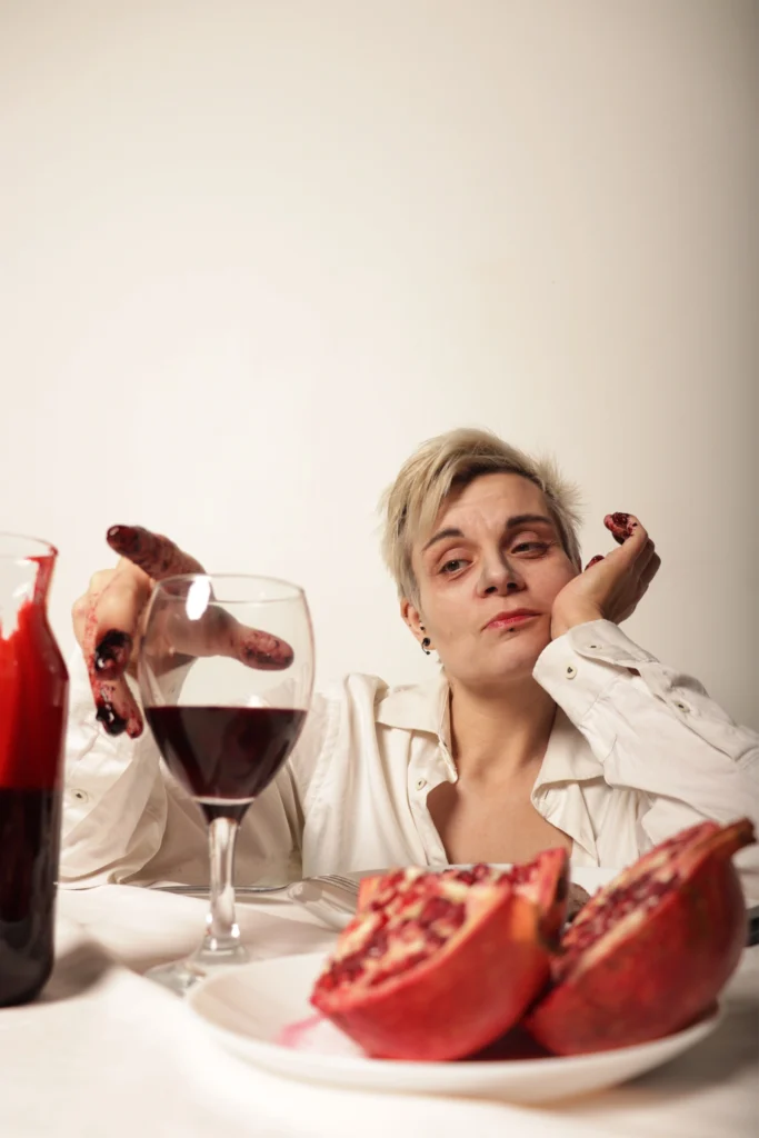 Photo artistique SFX représentant une cannibale dévorant son repas pour un shooting d’effets spéciaux.