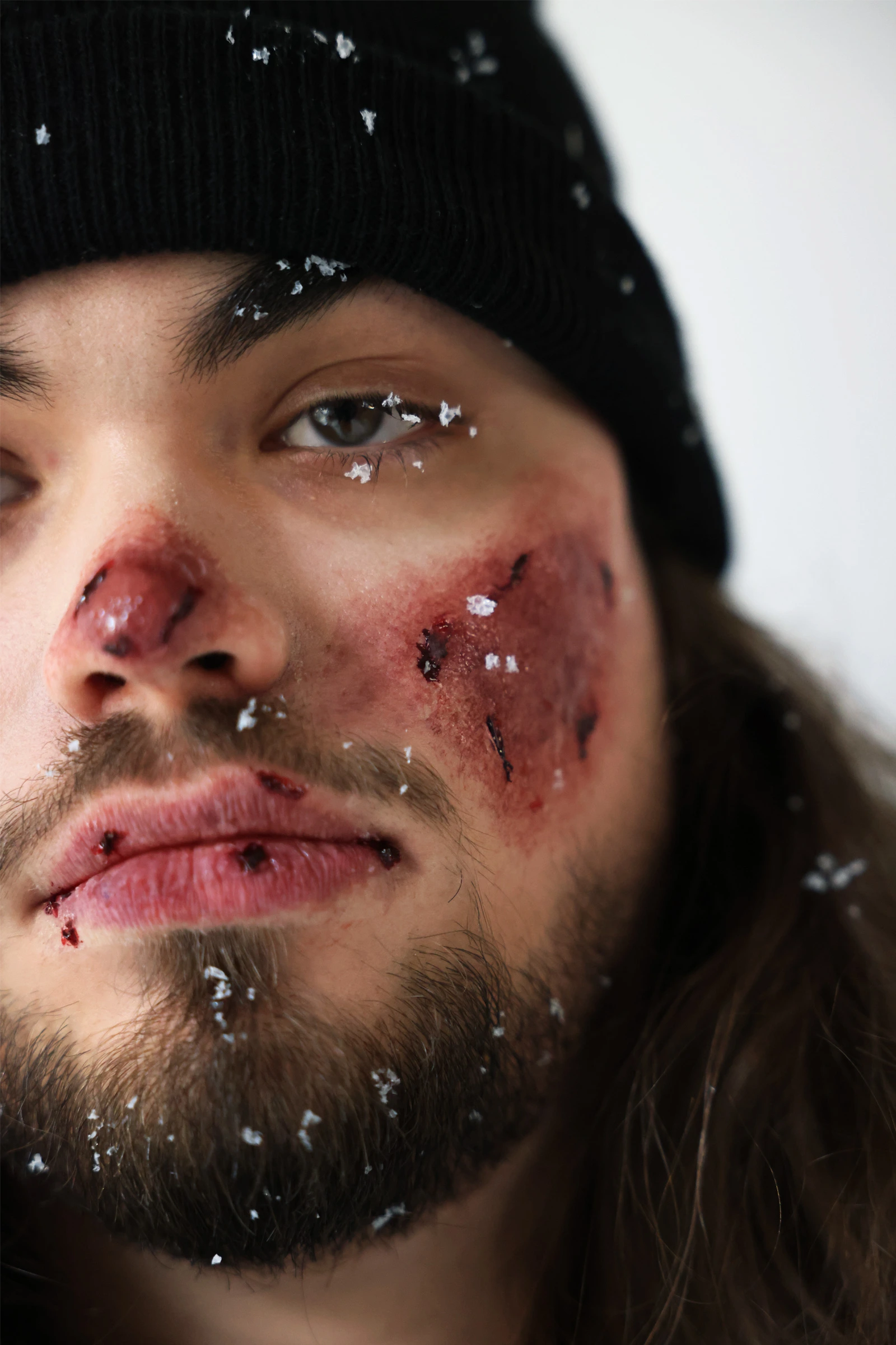 Maquillage FX simulant des engelures et peau abîmée sur le visage