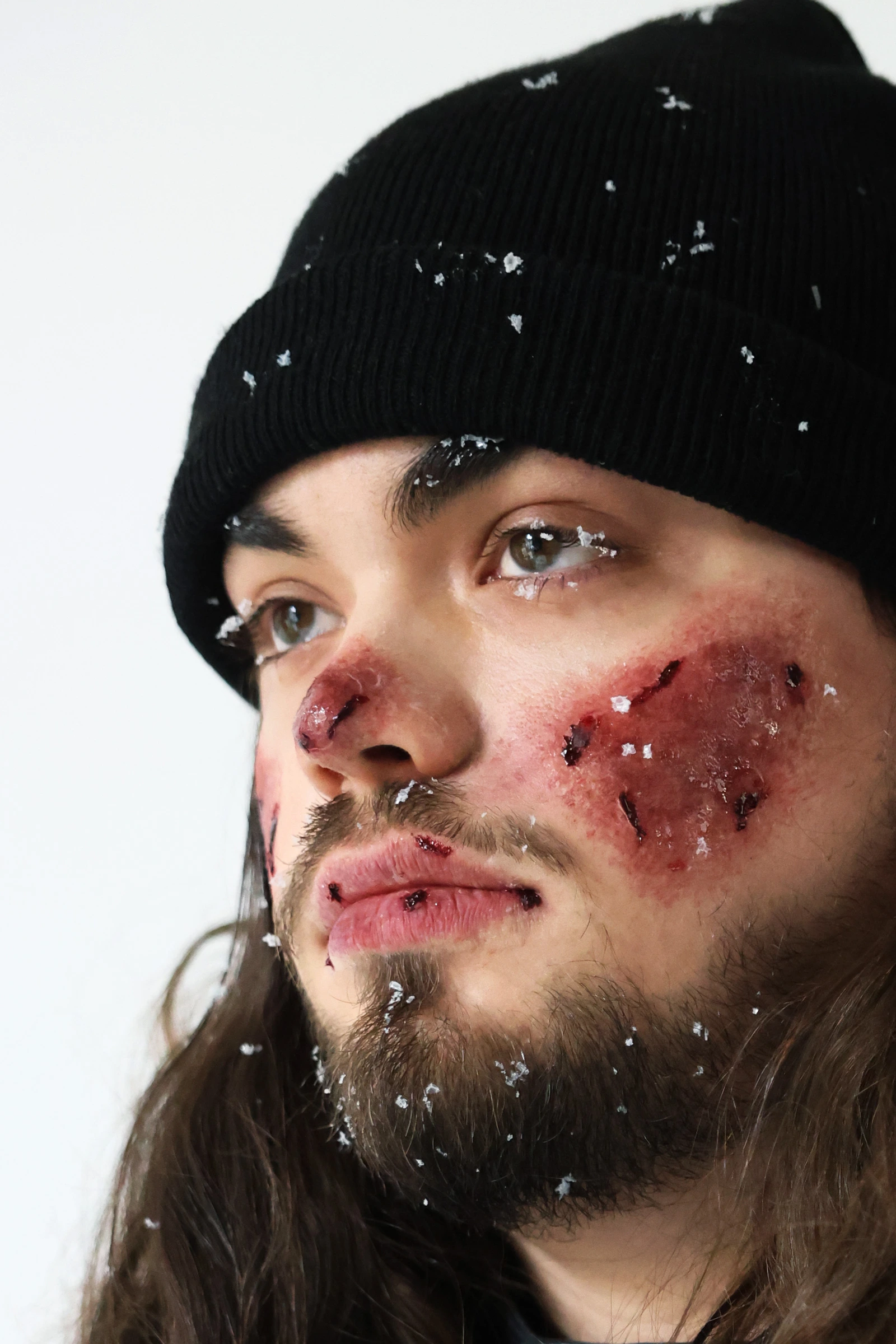 Maquillage FX simulant des engelures et peau abîmée sur le visage