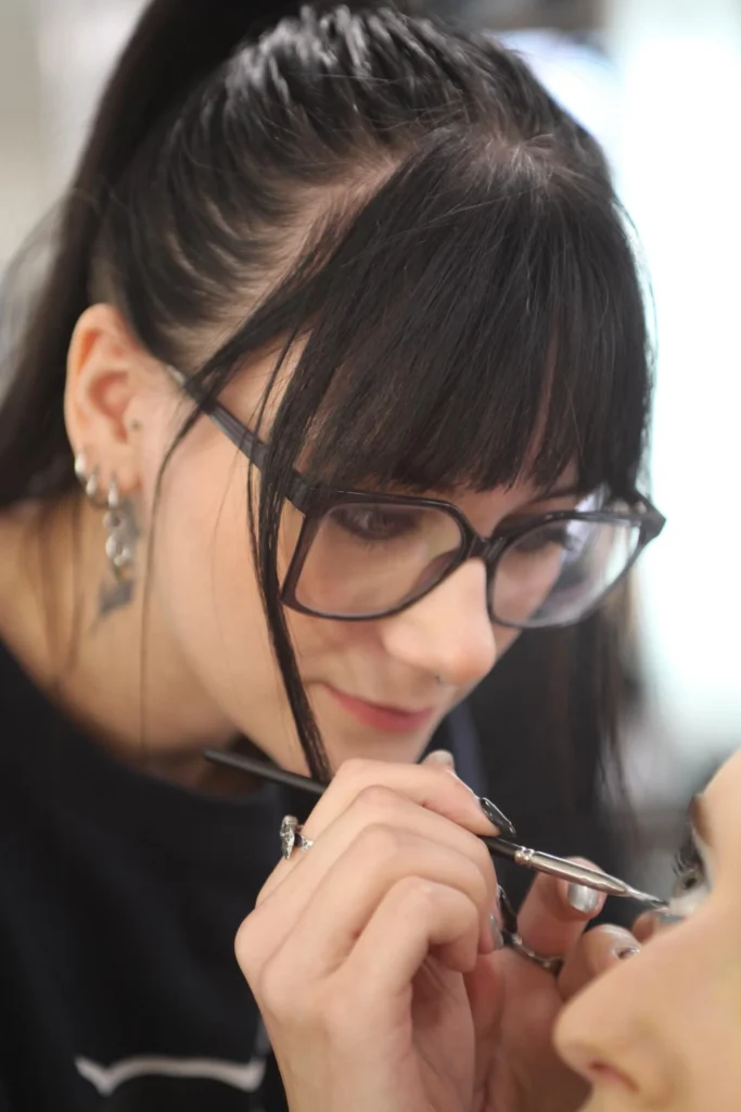 Sarah, maquilleuse effets spéciaux, au travail dans son atelier lillois