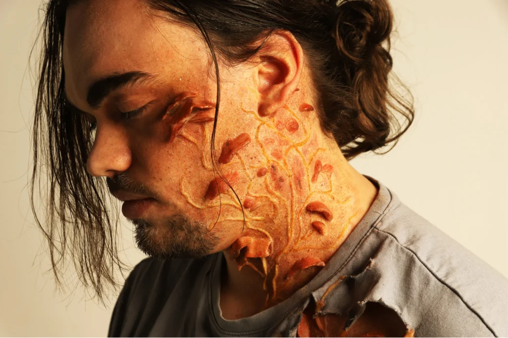 Maquillage FX professionnel avec prothèses sculptées et effets spéciaux — travail réalisé par Morphorium SFX