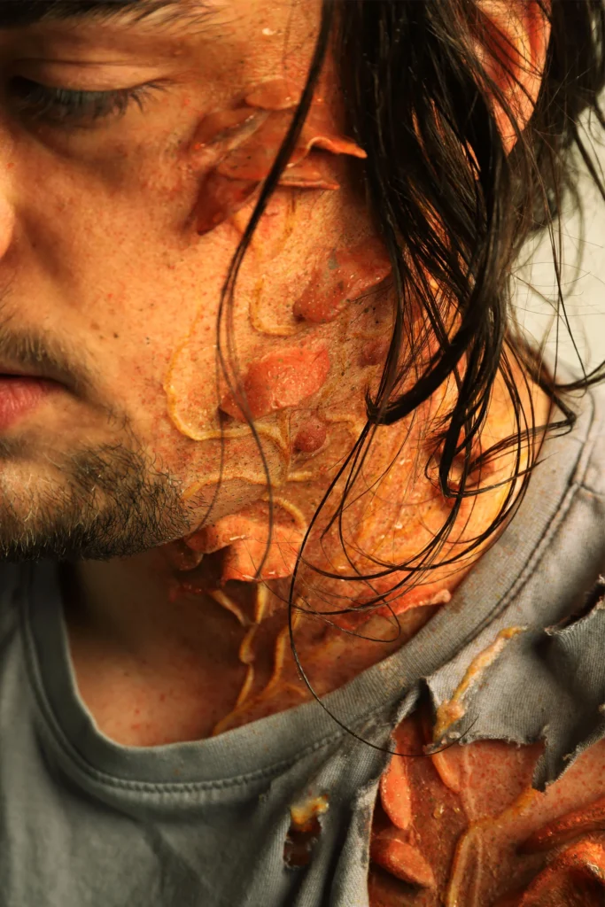 Application d’une prothèse de champignon sur visage et corps, inspiration The Last of Us par Morphorium SFX, en shooting photo de maquillage FX