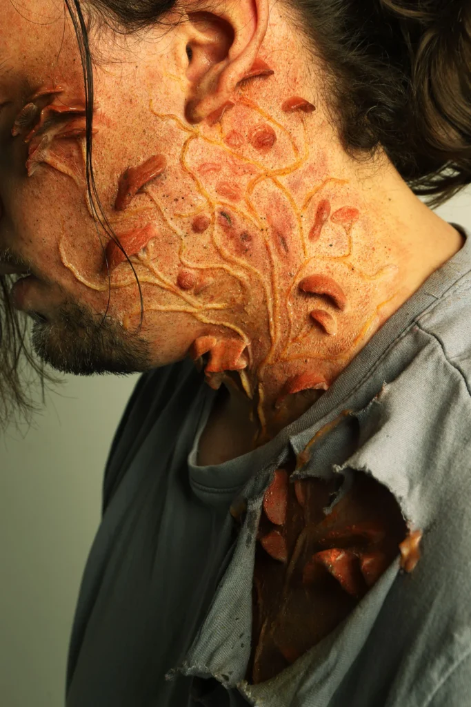 Application d’une prothèse de champignon sur visage et corps, inspiration The Last of Us par Morphorium SFX, en shooting photo de maquillage FX