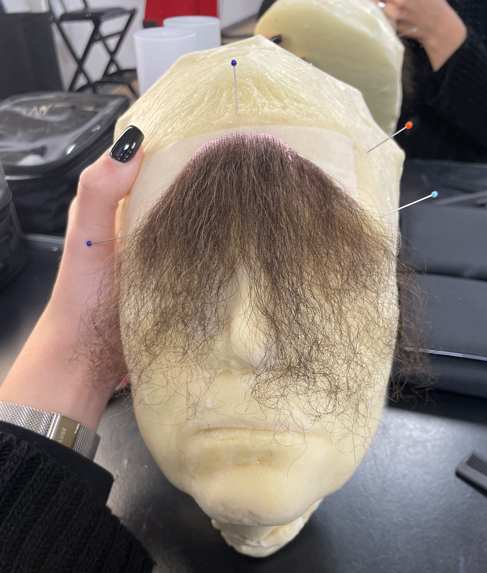 Photo d’un postiche de moustache en cours de réalisation en atelier