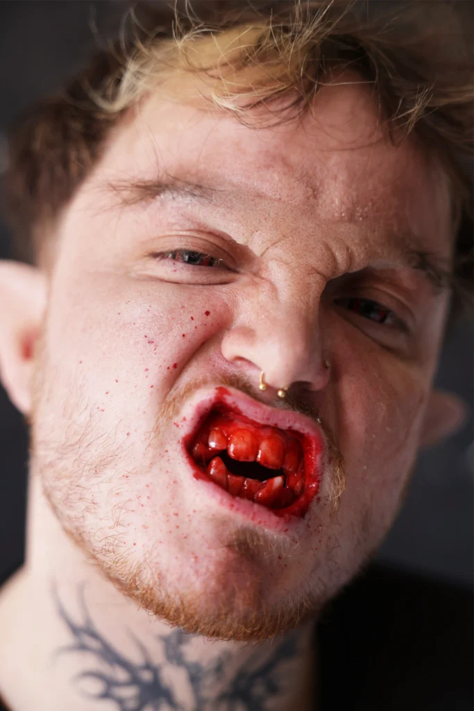Maquillage du visage d'une transformation en loup-garou avec prothèses et postiches sourcils pour un shooting photo d'effets spéciaux