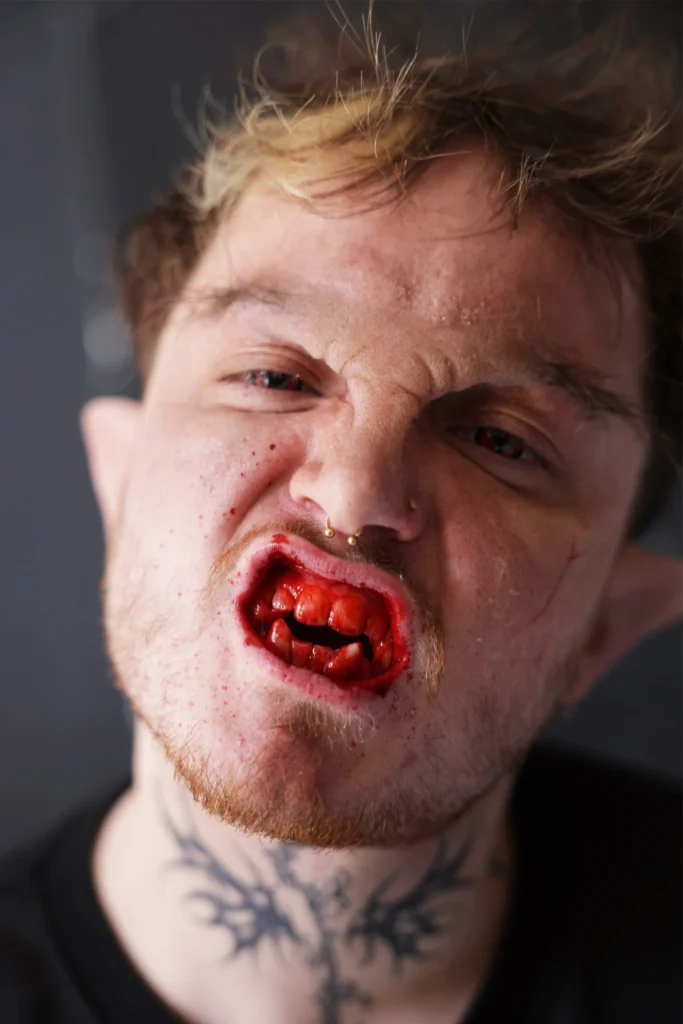 Maquillage complet de transformation en loup-garou avec prothèses et postiches sourcils