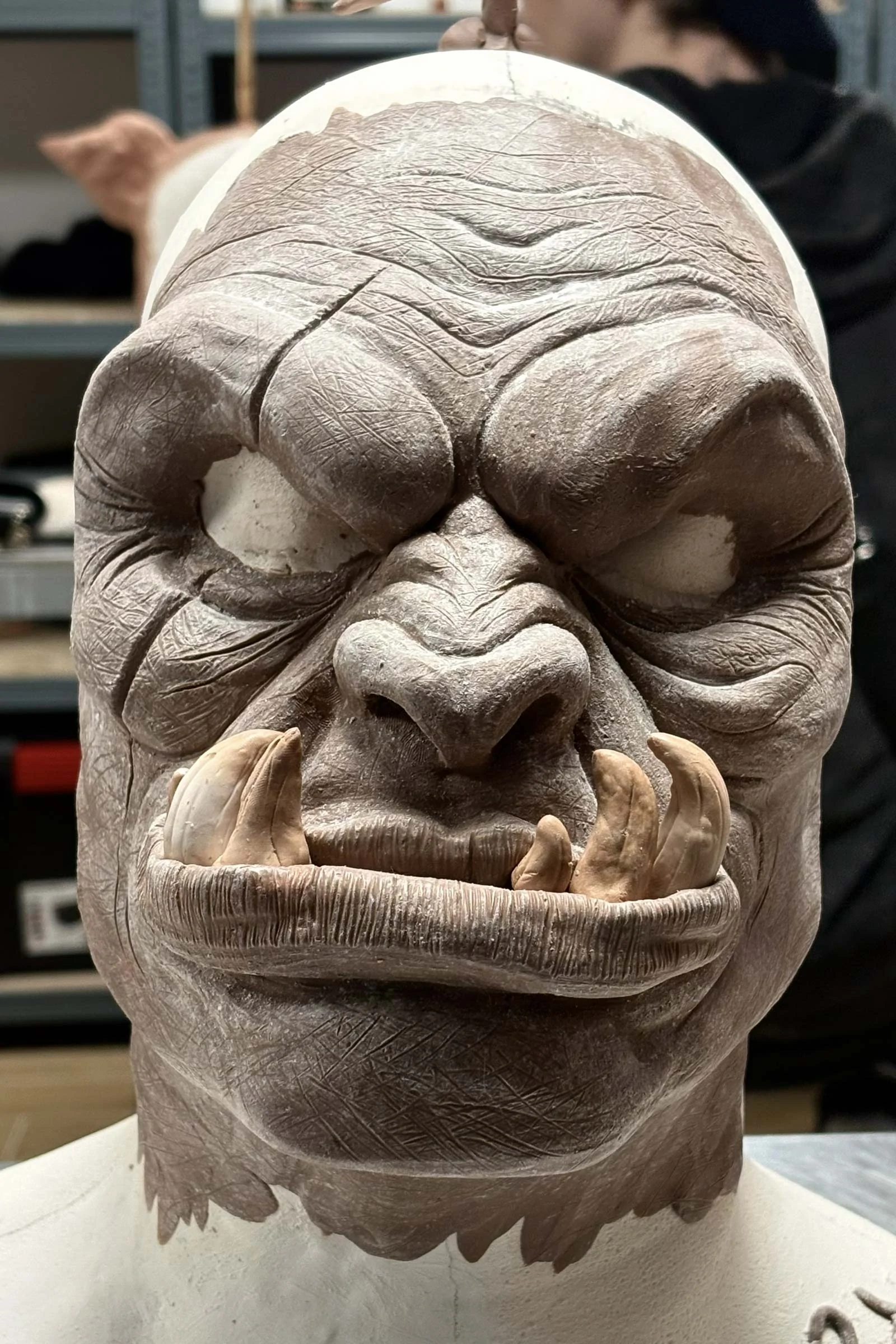 Sculpture d'un visage d'orc modelée en terre Chavant, grain de peau et textures travaillés à la main