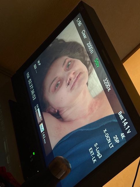 Photo de tournage montrant une comédienne maquillée et morte de noyade