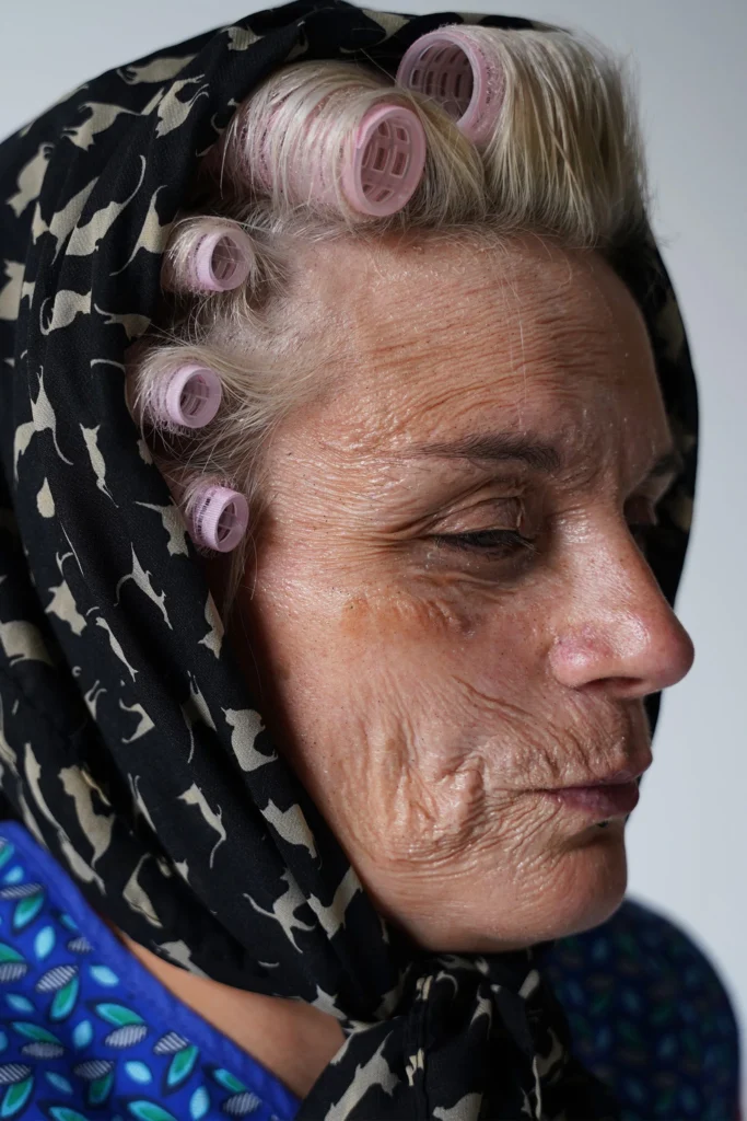 Maquillage d’effets spéciaux simulant un vieillissement du visage avec rides, texture peau réaliste et effets latex