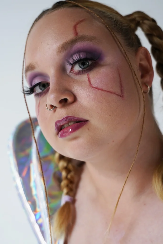 Maquillage FX artistique et futuriste avec cicatrices
