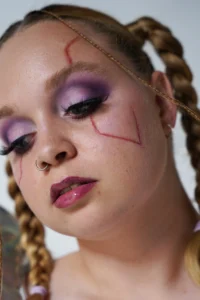 Maquillage FX artistique et futuriste avec cicatrices