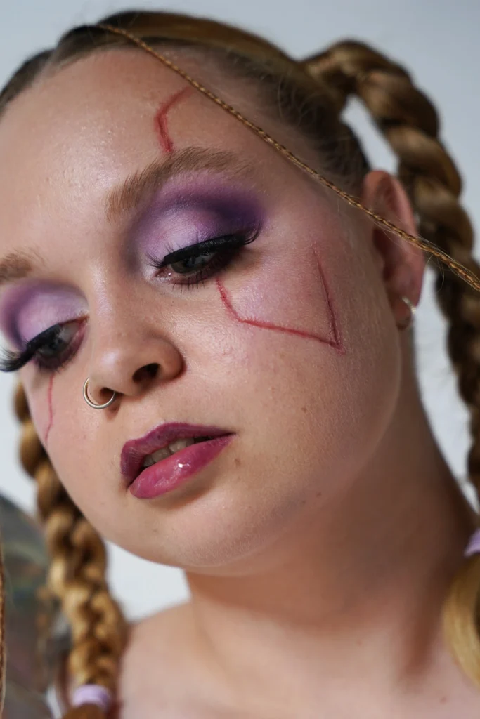 Maquillage FX artistique et futuriste avec cicatrices
