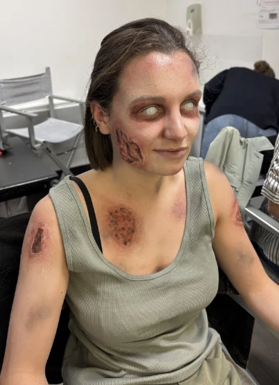 Aperçu vidéo : transformation maquillage SFX en cours, pose de prothèse zombie